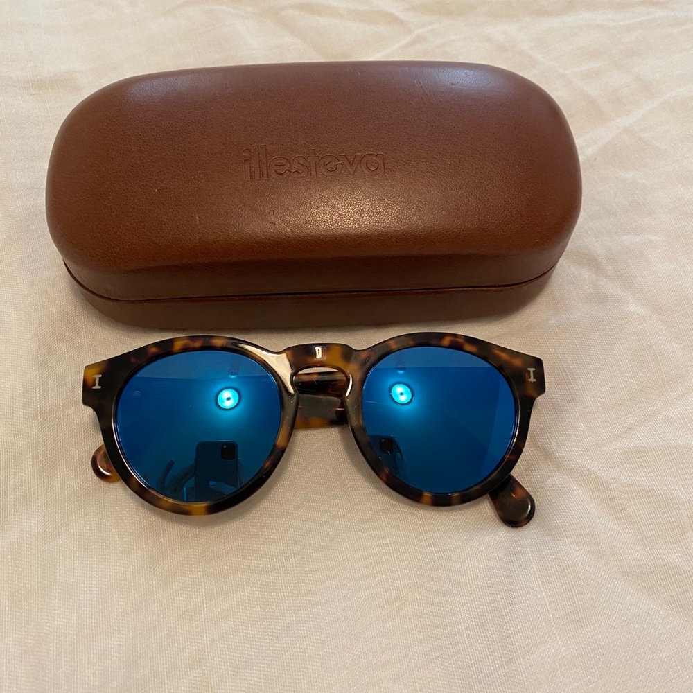 illesteva Leonard Sunglasses Tortoise/Blue Mirror